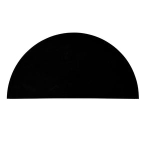 Stor sort halvcirkel hviler fladt med den lige kant nedad, centreret i den øverste billedhalvdel, med skarp kontur mod en ensartet hvid baggrund.