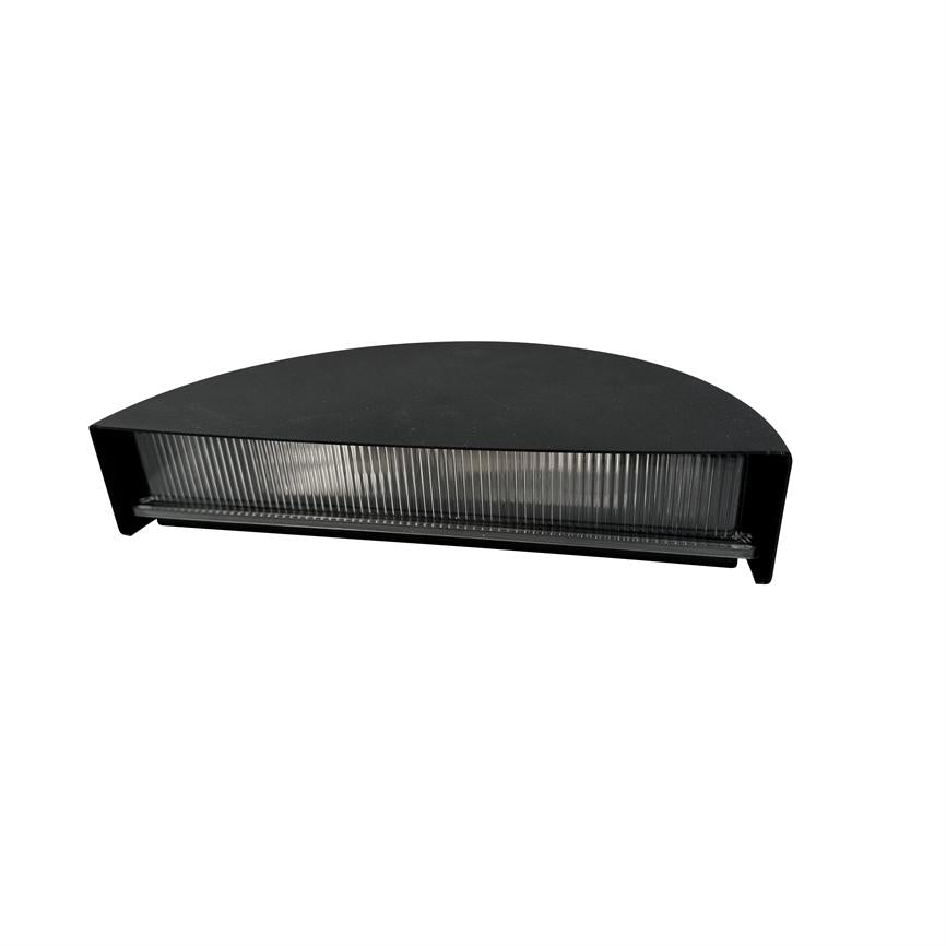 Halvcirkelformet sort væglampe med ribbet klar diffuser, beregnet til at sprede lys, afbildet liggende/fladt mod en ensartet hvid baggrund.