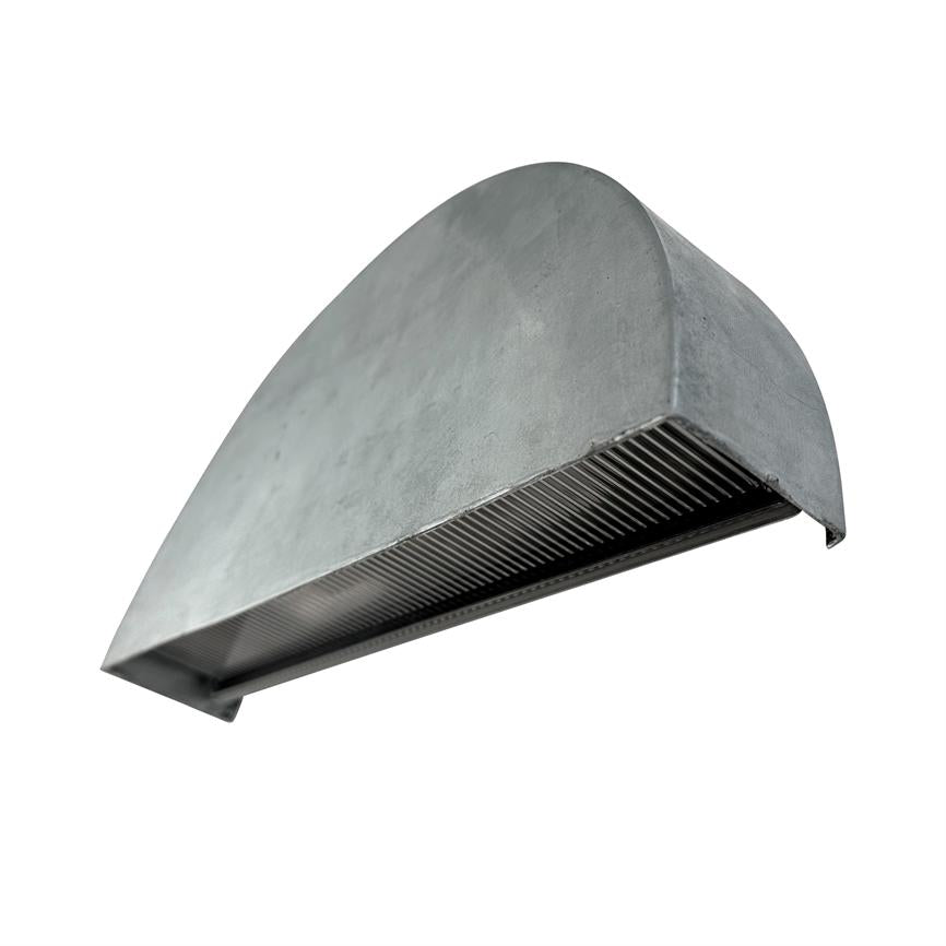 Halvcirkelformet mat grå metalhætte dækker en ventilationsåbning, med et ribbet gitter under til luftgennemstrømning og vandafvisning; genstanden ses isoleret mod en hvid baggrund.