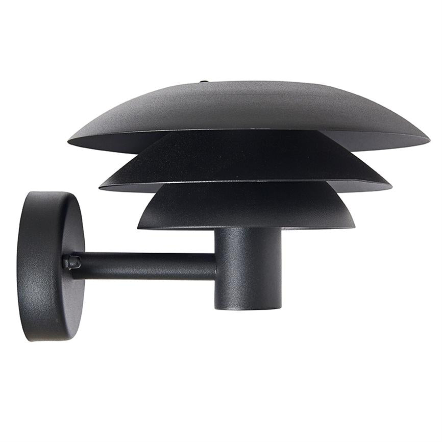 Sort vægmonteret udendørslampe med tre overlappende, skiveformede skærme, der dækker lyskilden, monteret på kort arm og rund vægplade; produktfoto mod hvid baggrund.