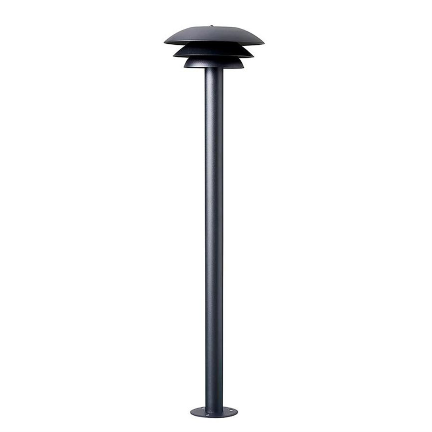 En slank, mørkegrå pullertlampe med tre rundede skærme øverst står på en rund fod og er afbildet isoleret mod en ensartet hvid baggrund.
