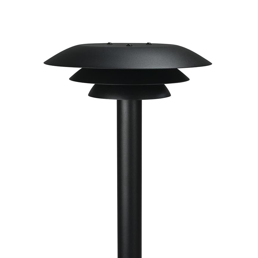 Sort udendørslampe monteret på en tynd stang, med tre overlappende skålformede skærme designet til at dirigere lyset nedad, fotograferet mod en neutral hvid studiebaggrund.