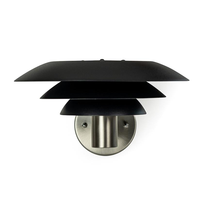Væglampe med tre sorte, koniske skærme monteret i lag på en rustfri, cirkulær base; lampen sidder på en hvid væg og har moderne, minimalistisk design.