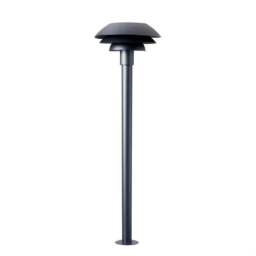 En moderne, mørkegrå pullertlampe står lodret; dens tre lagdelte skærme afskærmer og styrer nedadrettet lys i et rent, hvidt studiebaggrund.