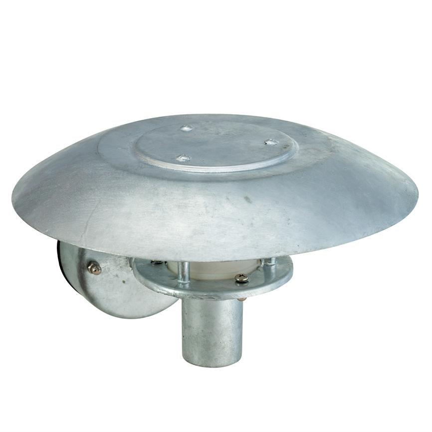Rund, svamp-formet galvaniseret metal lampe monteret på en kort vægbeslag; skærm dækker lyskilde under, synlig monteringsring og skrueforbindelser — vist isoleret mod hvid baggrund.