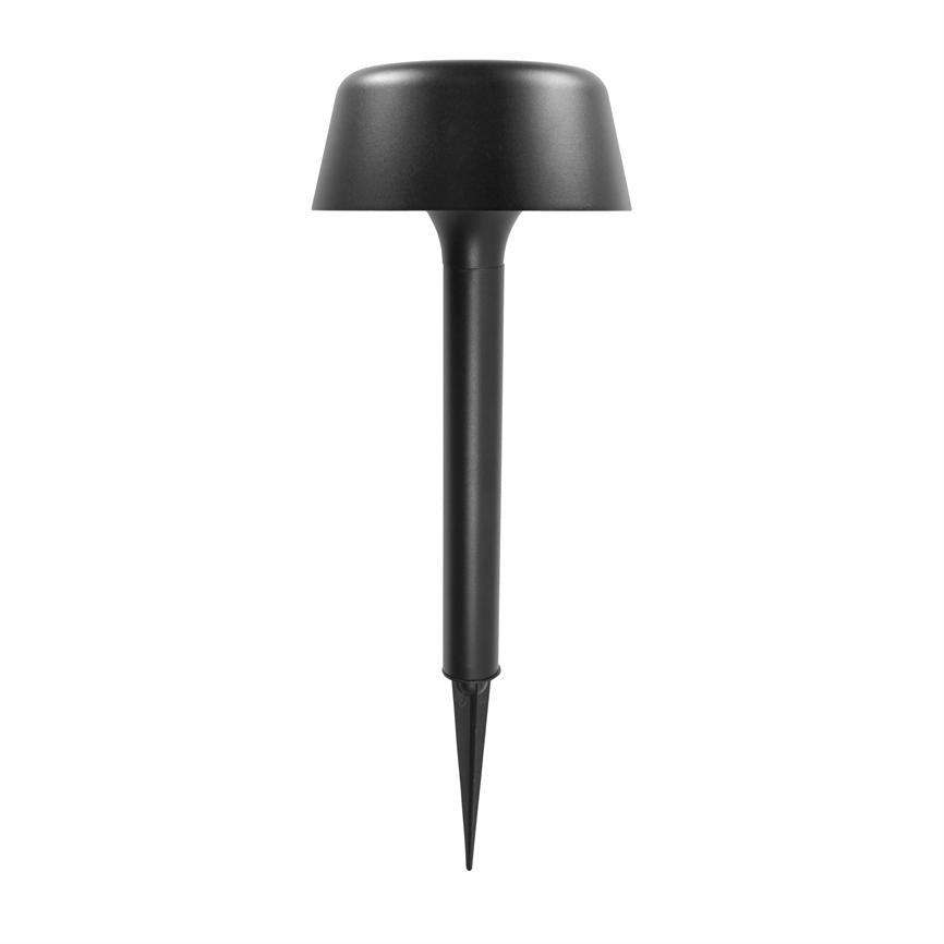 Sort have-/stiklampe står oprejst, rund skærm over en lang cylindrisk stilk med spids til nedstikning i jord; enkel, mat sort finish.