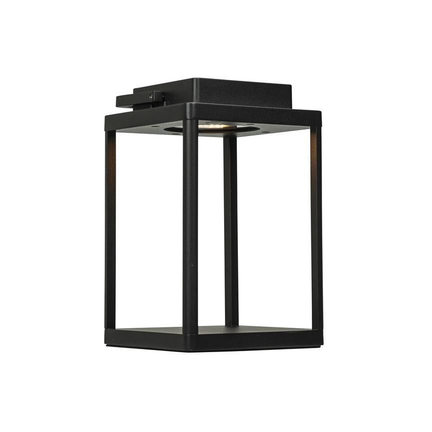 Sort, kubeformet metalarmatur lyser nedad fra en indvendig lyskilde; åben ramme med fire søjler, isoleret på en hvid studiebaggrund.