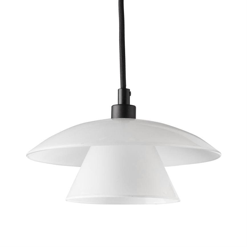 En hvid pendelampe hænger i et sort stofindhyllet kabel; en konisk indre skærm er omgivet af en bred, flad ydre skærm, hvilket giver et minimalistisk, moderne udtryk på hvid baggrund.
