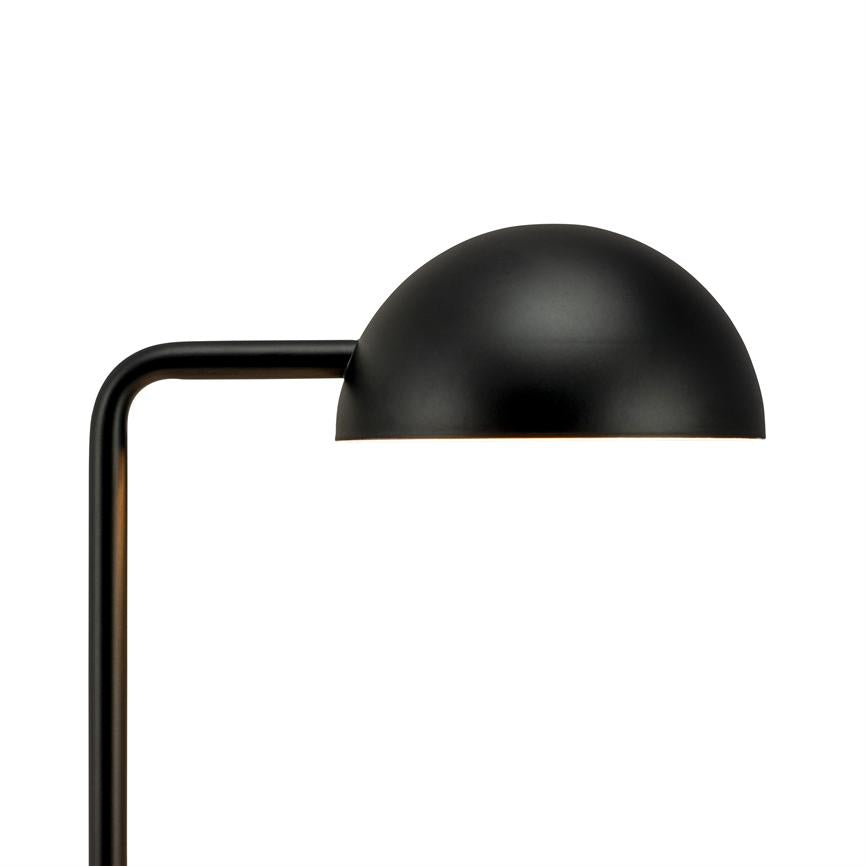 Mat sort, halvkugleformet bordlampe på en buet metalstang; skærmen peger nedad og kaster blødt lys, placeret mod en ensartet hvid baggrund.