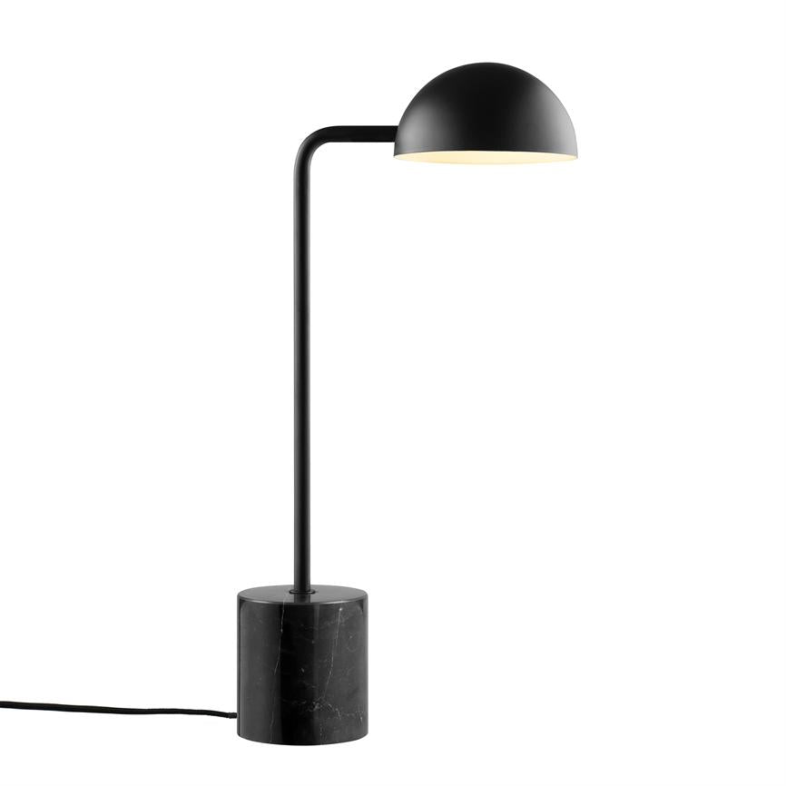 Sort bordlampe med halvkugleformet skærm, lyser nedad fra en buet stang, fastgjort til en cylindrisk sort marmorfod med synligt kabel, på neutral hvid baggrund.