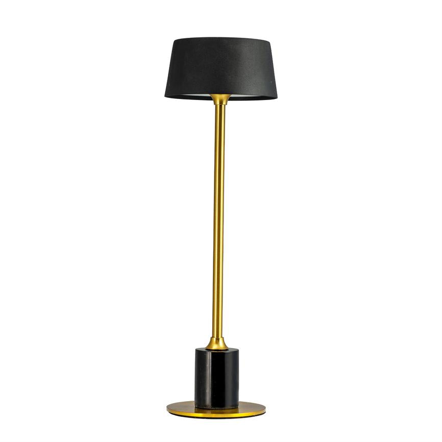 En moderne bordlampe med sort lampeskærm, tynd gylden stilk og sort cylindrisk fod; den står oprejst på en hvid baggrund.