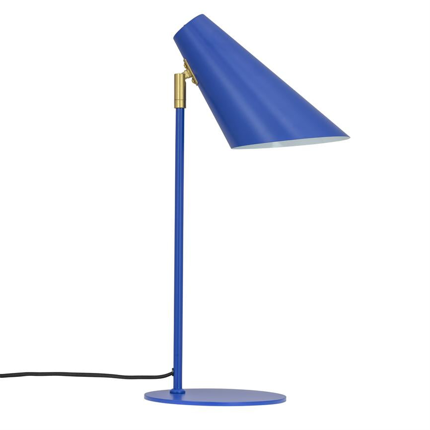 Blå skrivebordslampe vipper sit kegleformede skærm nedad, står på slank stang og rund fod med sort ledning og messingled, mod en neutral hvid baggrund.