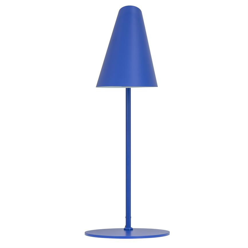 En slank blå bordlampe står oprejst med kegleformet skærm og tynd stang, placeret på en rund fod mod en ensartet hvid baggrund.