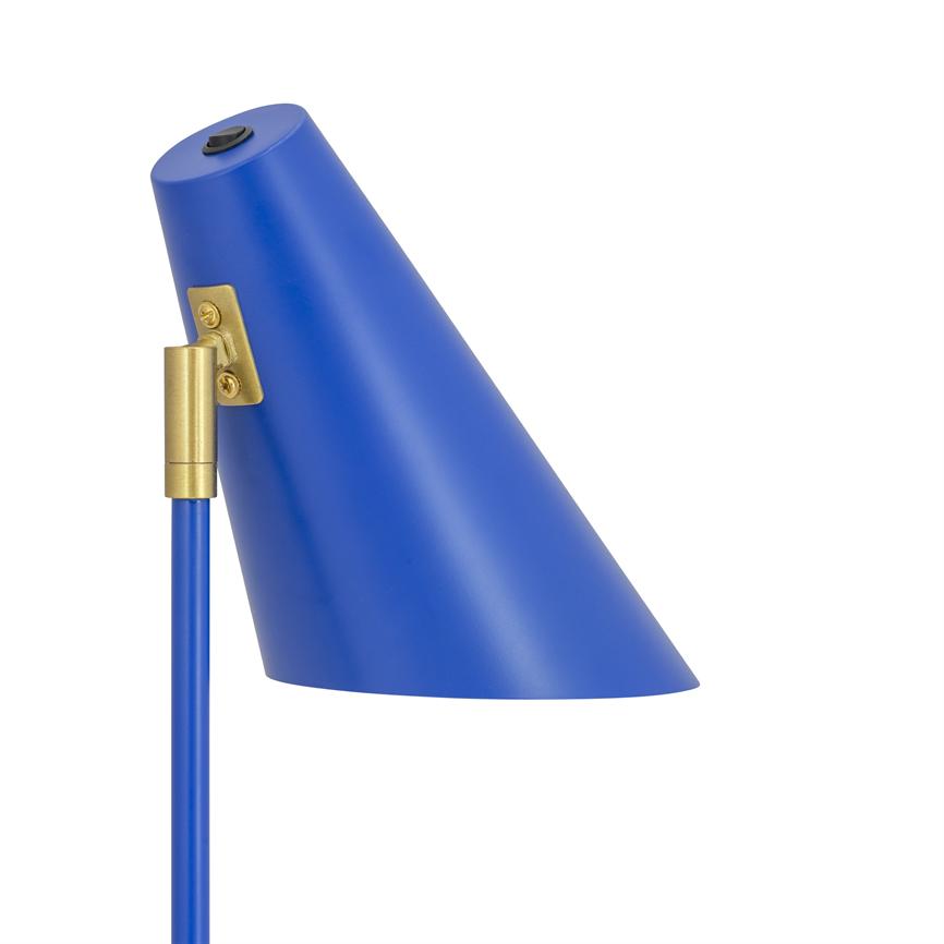 Blå metal lampeskærm sidder vinklet nedad på en slank blå stander, fæstnet med en messing hængsel; enkel, mat finish mod en neutral hvid baggrund.