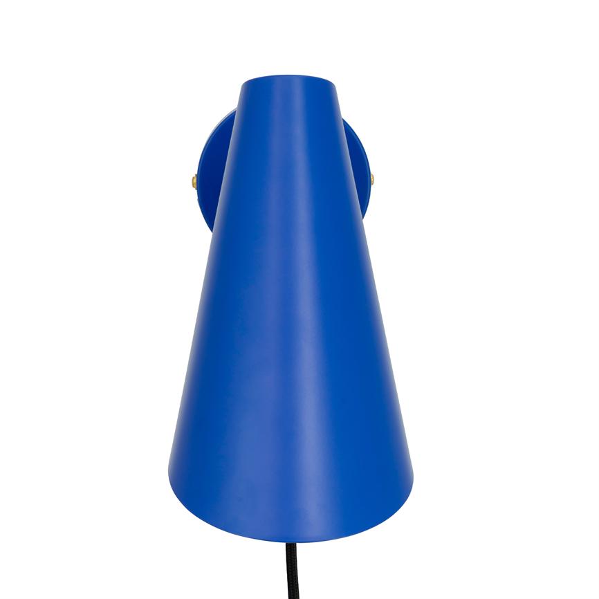 Blå kegleformet lampe peger nedad fra en rund vægmontering; en sort ledning hænger ned mod en ensartet hvid baggrund.