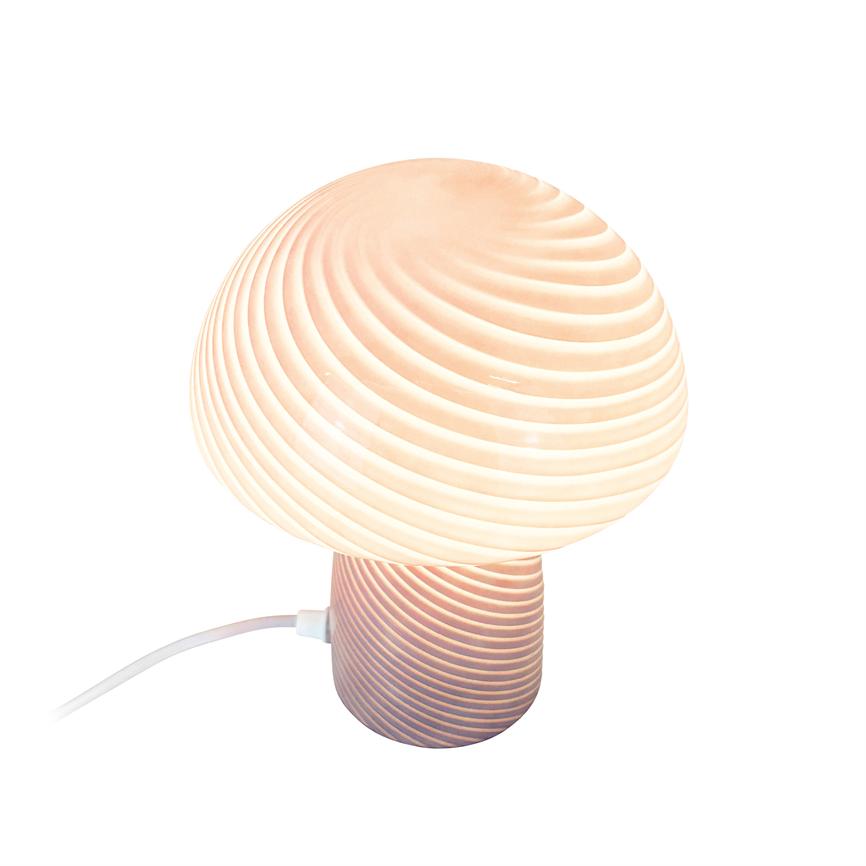 Svampeformet bordlampe med spiralribbede skygge og fod, der lyser med varmt lys; en hvid strømkabel løber ud fra foden mod venstre på en neutral hvid baggrund.