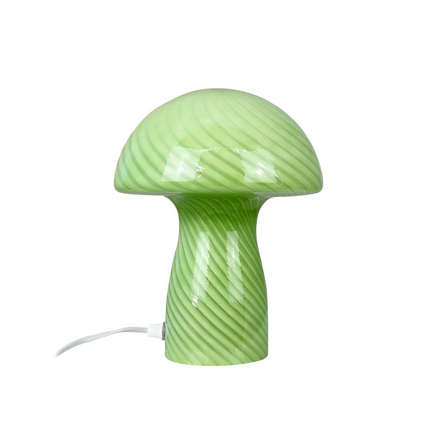 Grøn svampeformet lampe med spiralstriber står på hvid baggrund; blank overflade og hvid strømledning, der løber ud fra basens side.