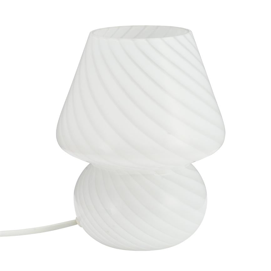 Hvid bordlampe med spiralriller, bestående af to afrundede sektioner, står slukket på hvid baggrund; hvid ledning fører ud til venstre.
