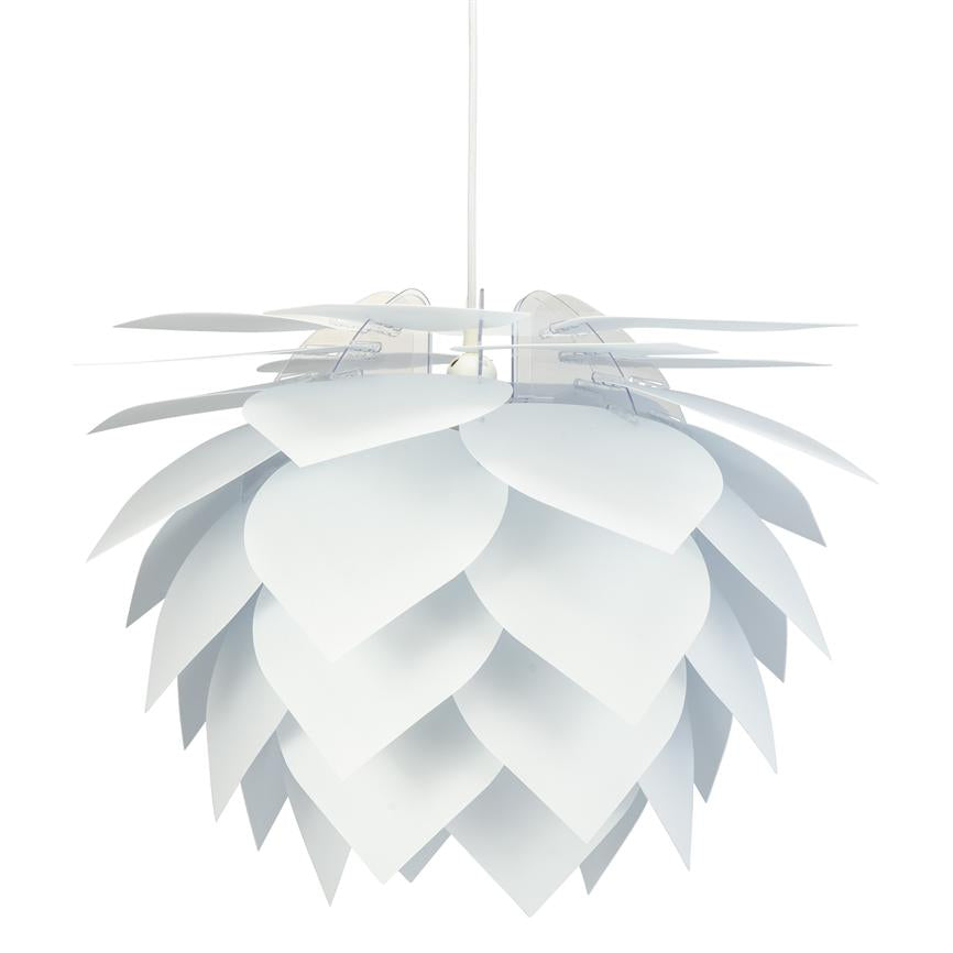 Hvid pendel-lampe med overlappende, bladformede plader hænger i en tynd ledning, skjuler lyskilde og spreder blødt, diffust lys mod en neutral hvid baggrund.