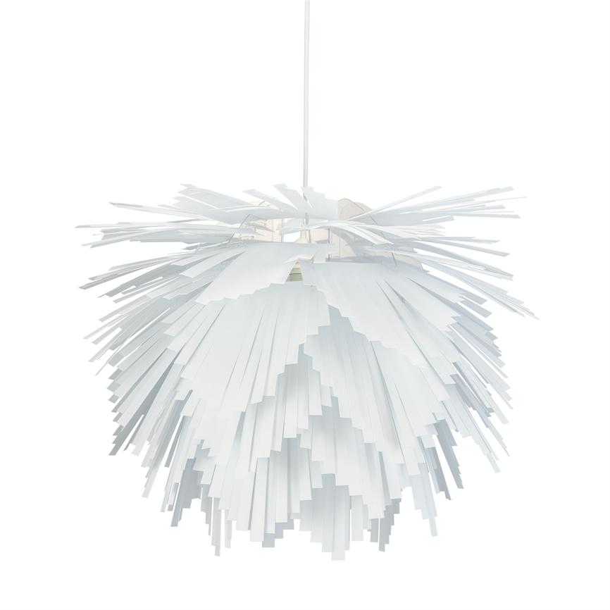 En stor hvid pendel-lampe med lag af afskårne, spredte papirlignende strimler hænger i en enkelt ledning mod en ensartet hvid baggrund.