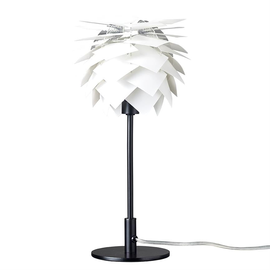 Bordlampe med hvid "kogle"-skærm af overlappende plader, monteret på sort metalstang og rund fod; står på hvid baggrund med synlig gennemsigtig strømledning.