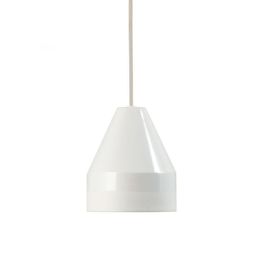 Hvid konisk pendellampe med blank keramisk overflade hænger i en beige flettet ledning over en ensfarvet hvid baggrund, enkel og moderne.
