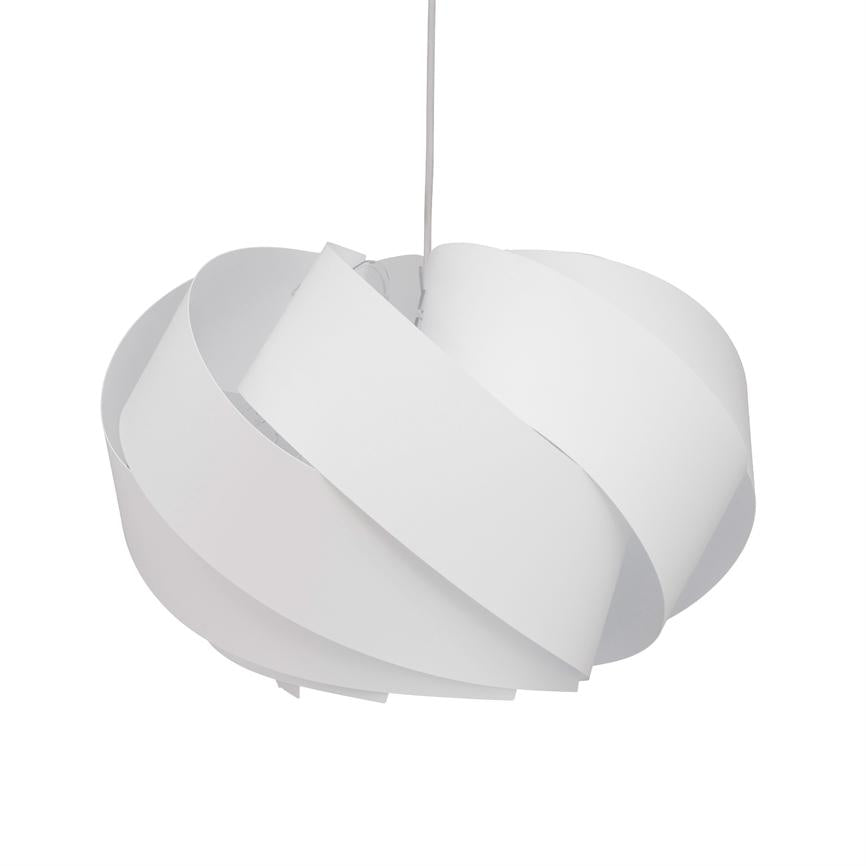 Loftslampe med snoede, overlappende bånd hænger i en tynd ledning; hvid, rund form og moderne, organisk design mod en neutral hvid baggrund.