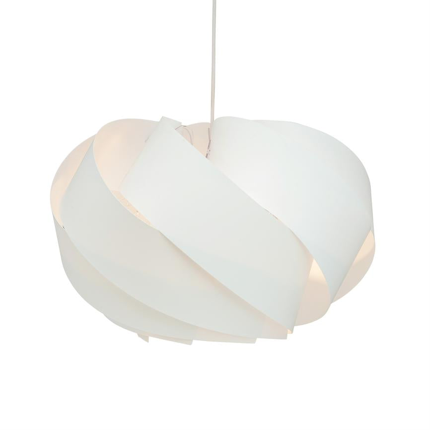 En hvid, spiralformet pendel-lampe hænger og udsender blødt, varmt lys; omgivet af neutral hvid baggrund, minimalistisk, moderne design med overlappende buede paneler.
