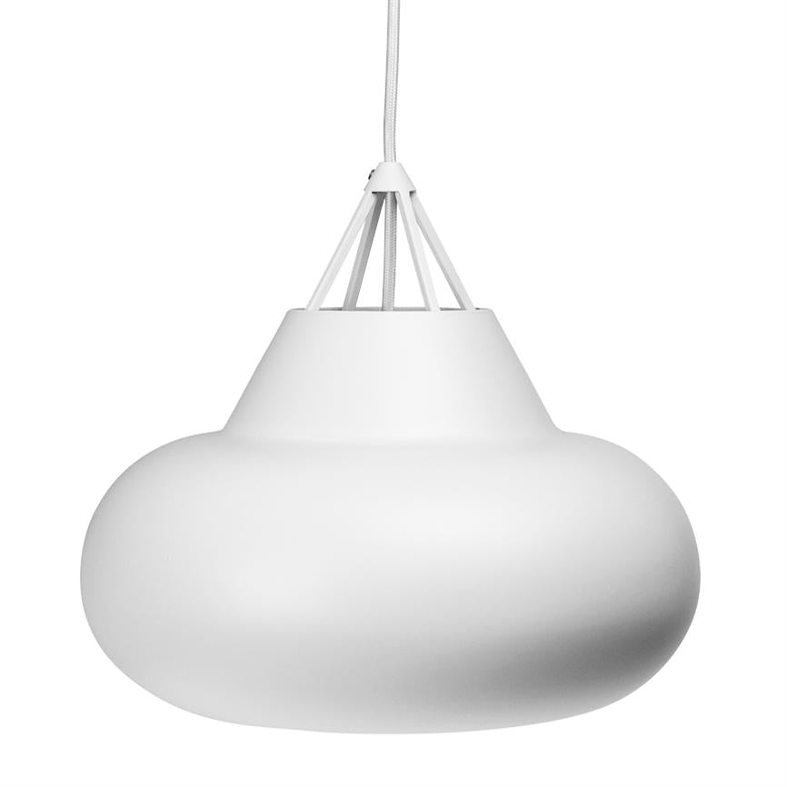 Hvid pendel-lampe hænger i et tekstilomsluttet kabel; skærmen er rund og oppustet med glat, mat overflade. Omgivelser: ensartet hvid baggrund, isoleret produktfoto.