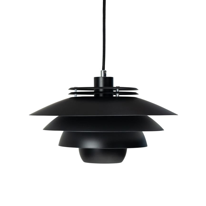 Sort pendel-lampe med lagdelte, skålformede skærme; den hænger i en sort stofledning mod en ensartet hvid baggrund, minimalistisk og moderne belysningsdesign.