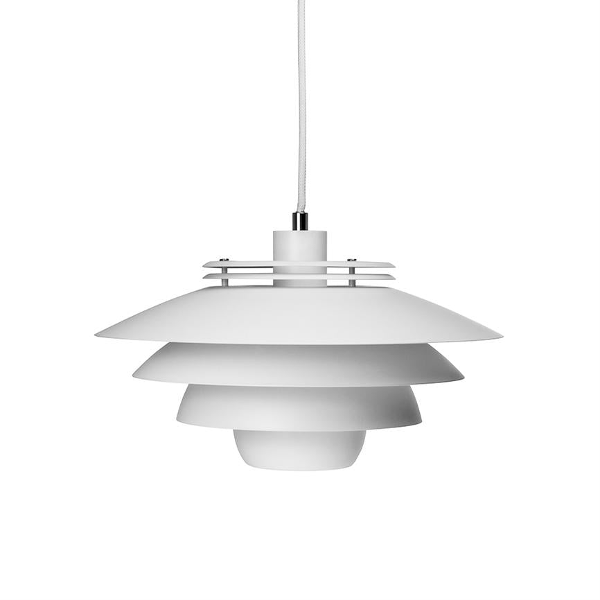 Hængende loftslampe med fire lagdelte, skålformede skærme; den svæver i en stofbeklædt ledning foran en ensartet hvid baggrund, minimalistisk nordisk udtryk.