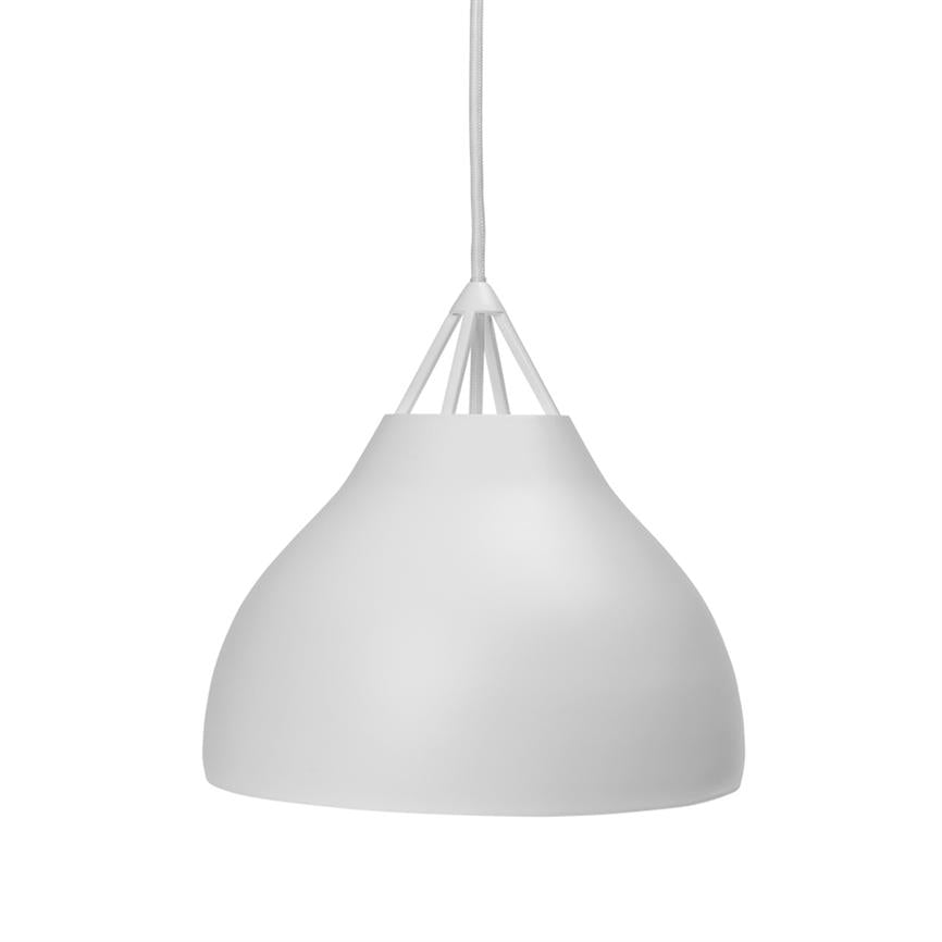 Loftlampe hænger fra et tekstilbetrukket kabel; hvid, afrundet skærm med åben trekantet ramme øverst; minimalistisk, mat overflade mod en ensartet hvid baggrund.
