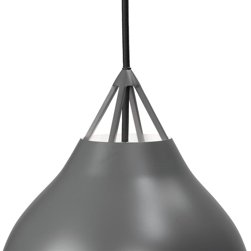 En grå pendellampe hænger i en sort flettet ledning; lampens koniske top med tre åbne støtter fører til en glat, buet skærm mod en hvid, neutral baggrund.