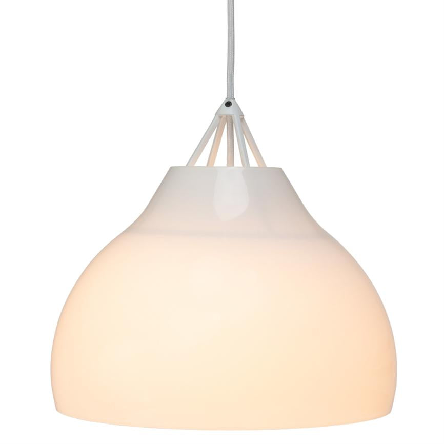 En rund, hvid hængelampe udsender varmt, diffust lys, hængende i en stofbeklædt ledning over en neutral hvid baggrund; minimalistisk, skandinavisk design.