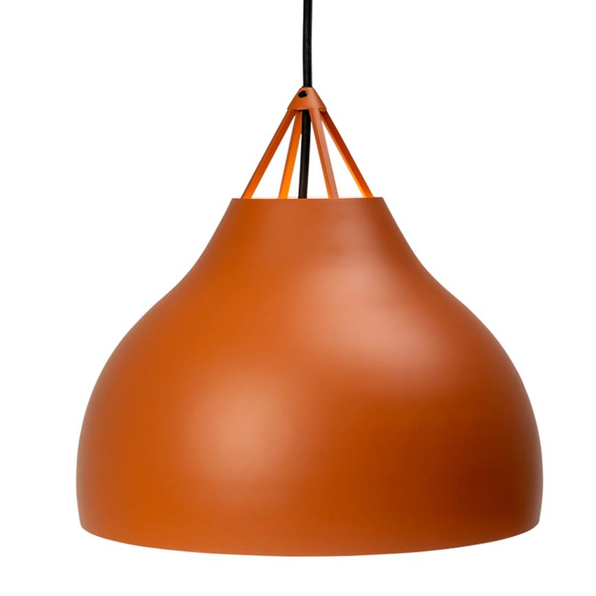 En orange metalpendel hænger i en sort ledning, med en rund, buet skærm og spinkle ophængsstænger mod en neutral hvid baggrund.