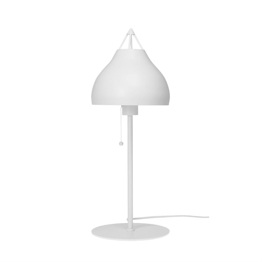 En hvid bordlampe står på en slank stang og rund fod; en buet skærm med hængende træksnor og tydelig øverste metalkonstruktion vises mod en ensartet hvid baggrund.