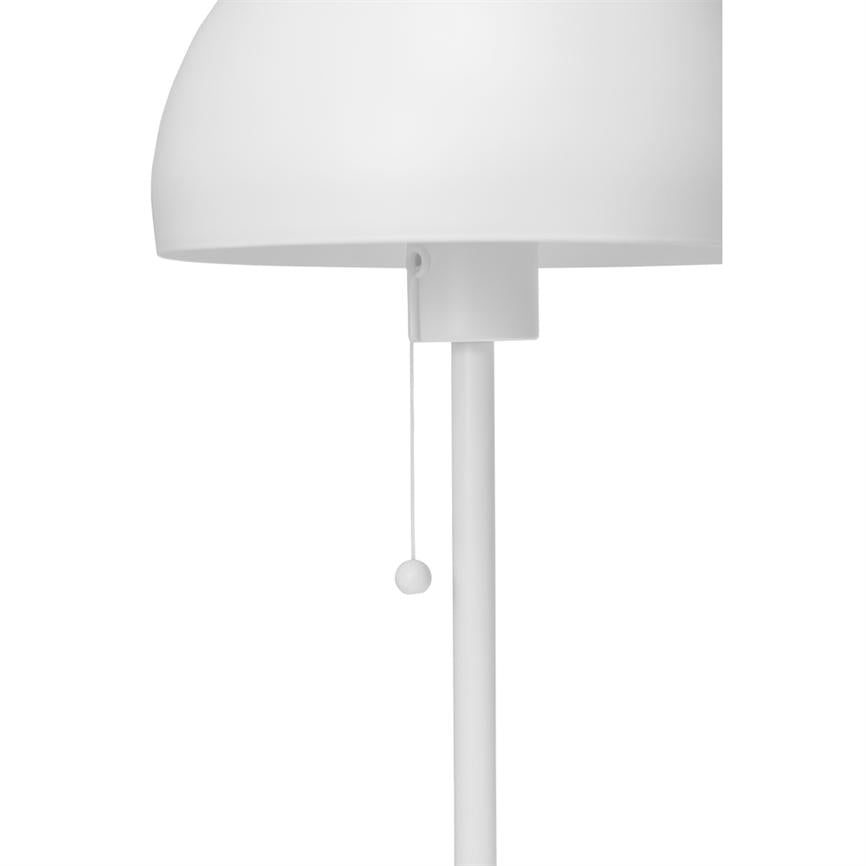 Hvid lampe med halvkugleformet skærm; en tynd snor med rund trækperle hænger fra fatningen; slank stang understøtter skærmen, placeret mod en ensartet hvid baggrund.
