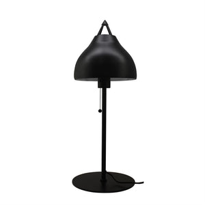 En sort metal bordlampe står på en cirkulær fod, lampskærmen buet og hængende fra en lodret stang; lampen er slukket og placeret mod en ren, hvid baggrund.