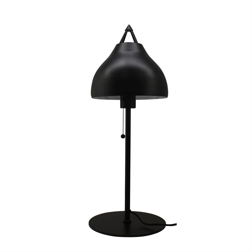 En sort metal bordlampe står på en cirkulær fod, lampskærmen buet og hængende fra en lodret stang; lampen er slukket og placeret mod en ren, hvid baggrund.