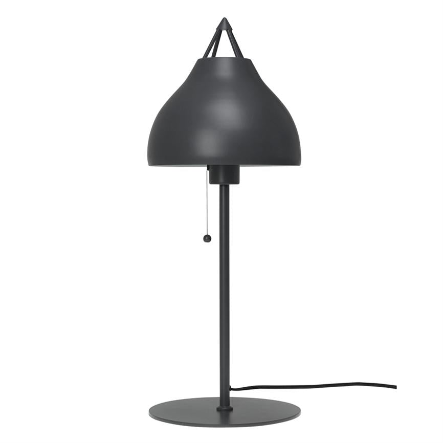 Bordlampe med mørkegrå afrundet skærm hænger over en lodret stang, betjenes via trækknap; placeret på rund fod med synlig ledning, mod neutral hvid baggrund.