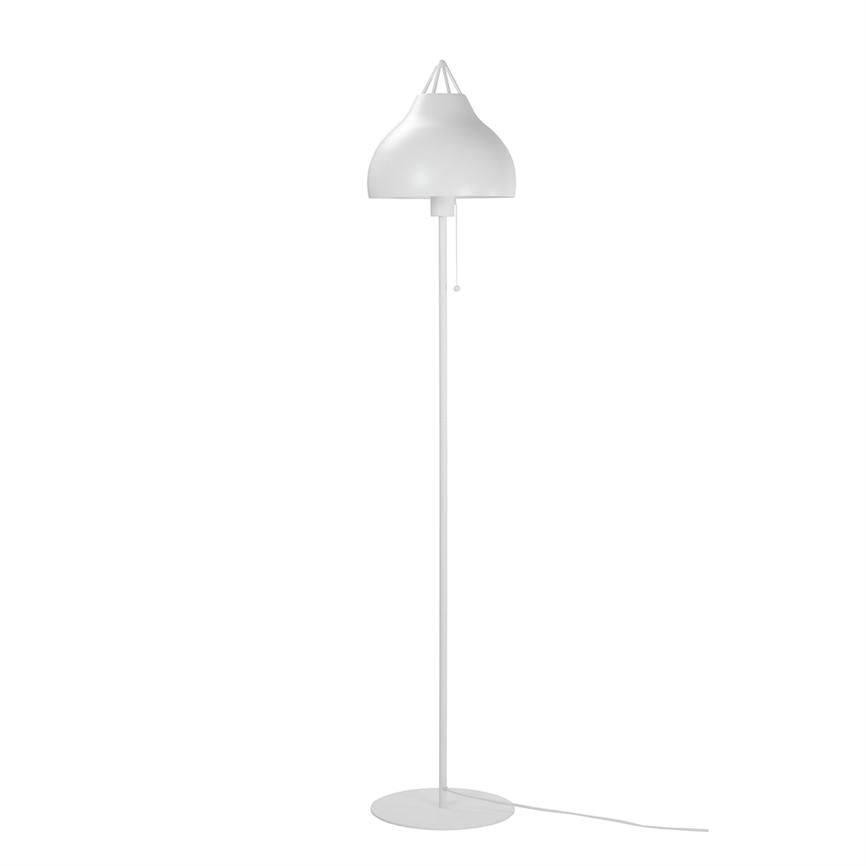 En hvid gulvlampe står oprejst med rund skærm og hængende trækknap; en tynd stang fører til rund base, og et kabel ligger slapt på en neutral hvid baggrund.