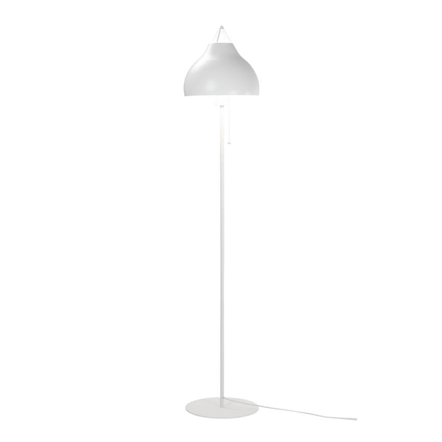 Gulvlampe står opret med en buet hvid skærm, slank stang og rund fod; har en lille trækknap og en ledning, vist mod en ensartet hvid baggrund.