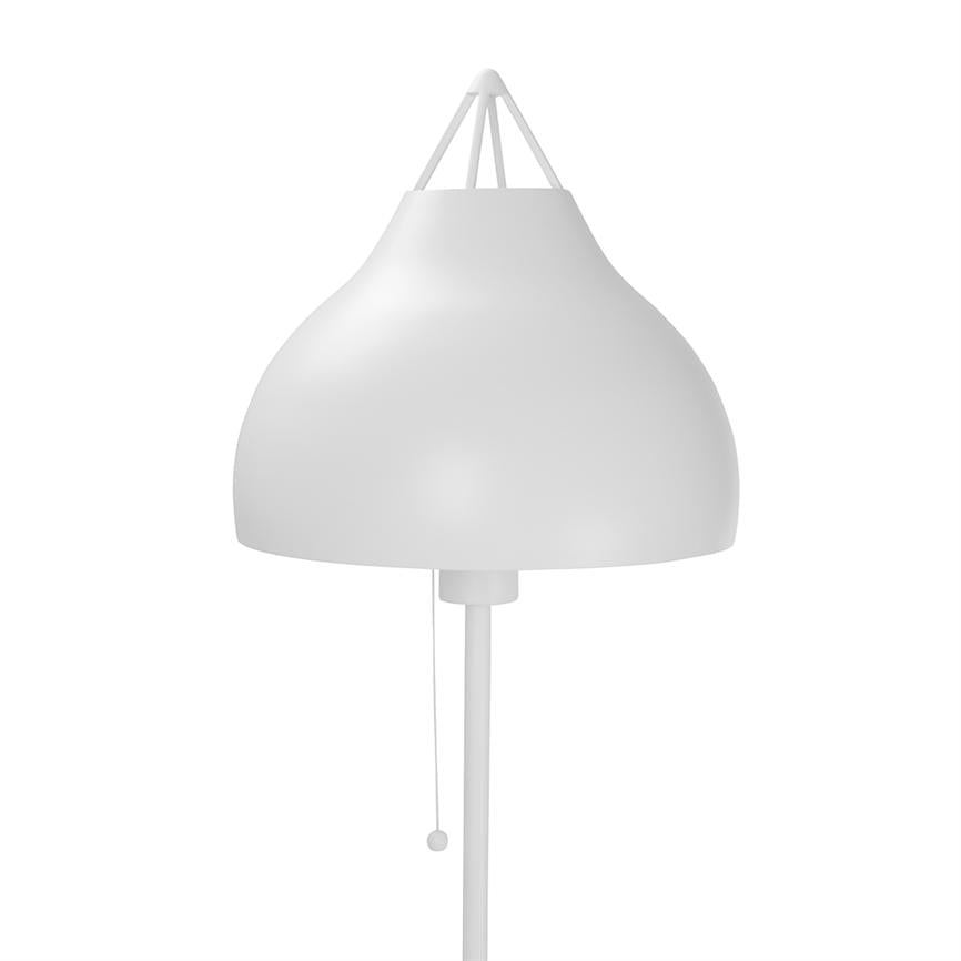 Objekt: Hvid standlampe med stor, buet skærm. Handling: En kort trækknap hænger under skærmen. Kontekst: Isoleret mod en ensfarvet hvid baggrund.
