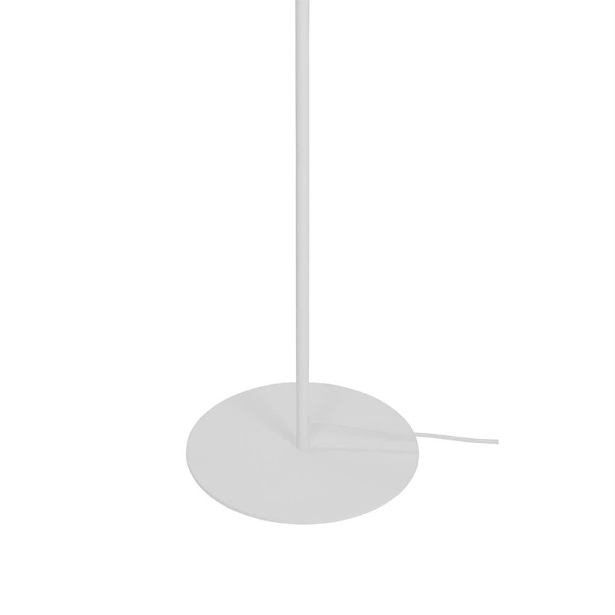 Lampefod med slank, lodret stang; rund, flad base hvori en ledning løber ud mod højre. Enkel, hvid minimalistisk genstand på hvid baggrund.