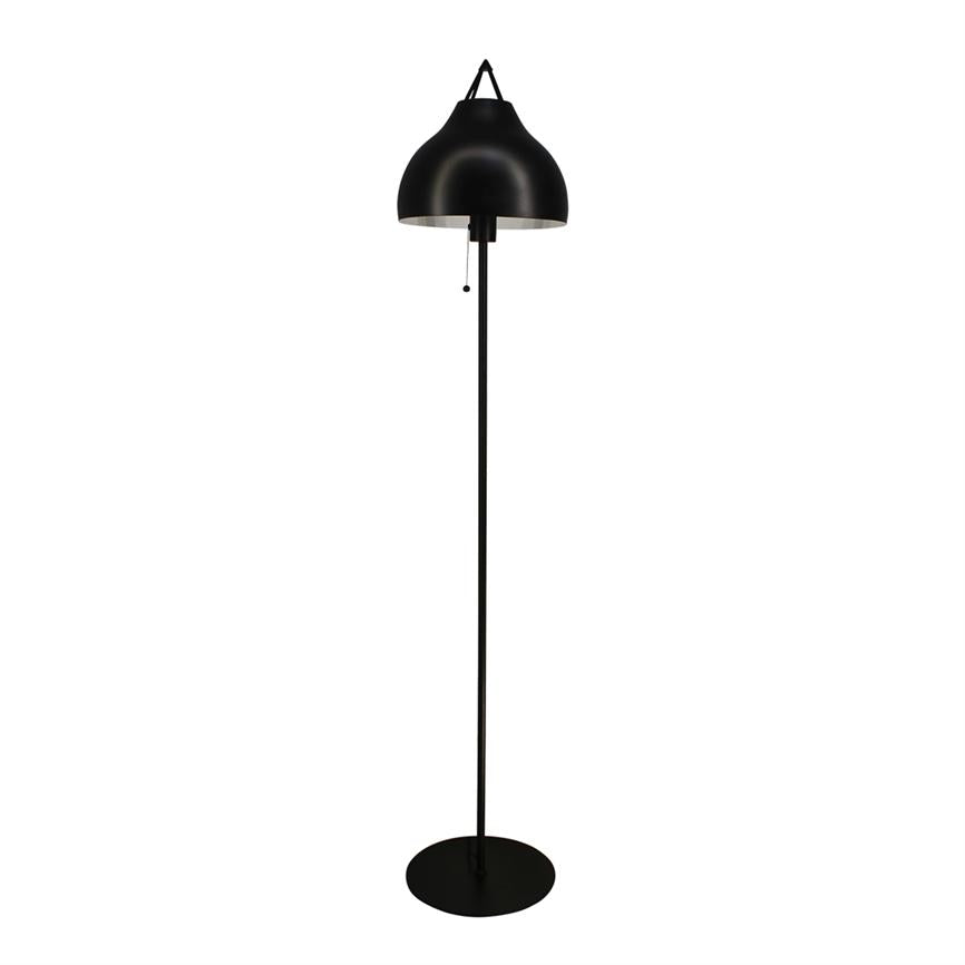 Sort gulvlampe står oprejst, kuppelformet skærm peger nedad, lille trækledning hænger under skærmen; slank stang og cirkulær fod placeret på ensartet hvid baggrund.