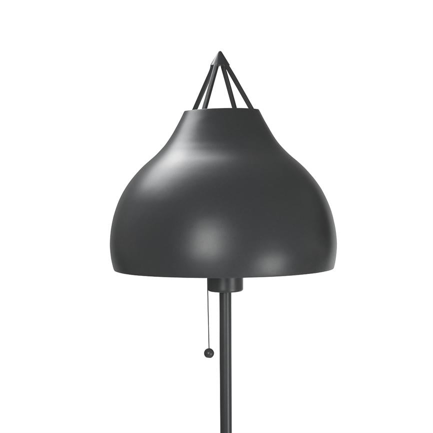 En sort gulvlampe med rund, bulet skærm; skærmen sidder på en slank stang, har en trækkæde og trekantet topophæng, vist på hvid baggrund.