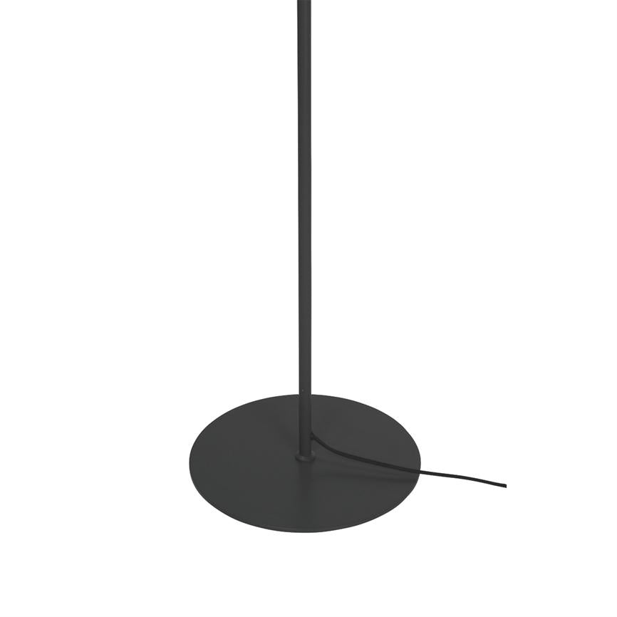 Sort lampestander står oprejst med en rund, flad fod; en sort ledning ligger hen over basen, enkel mat finish mod en hvid, tom baggrund.