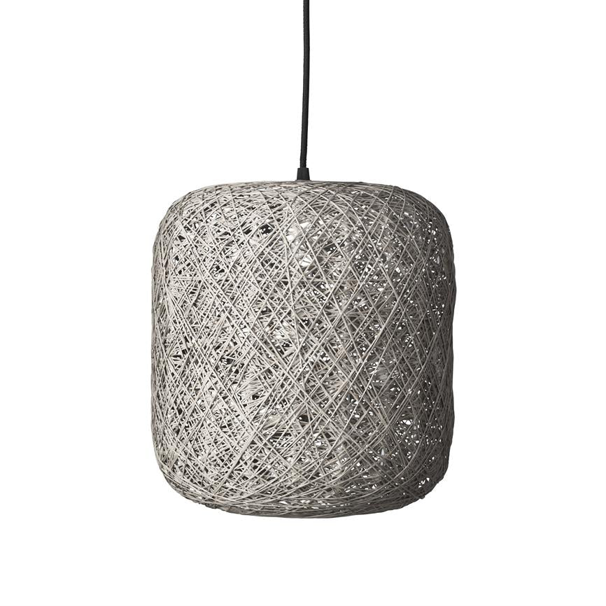 En cylindrisk, vævet lampskærm hænger i en sort ledning, lyset indeni antydes gennem krydsede hør- eller ratantråde; enkel, naturlig pendel mod en neutral, hvid baggrund.