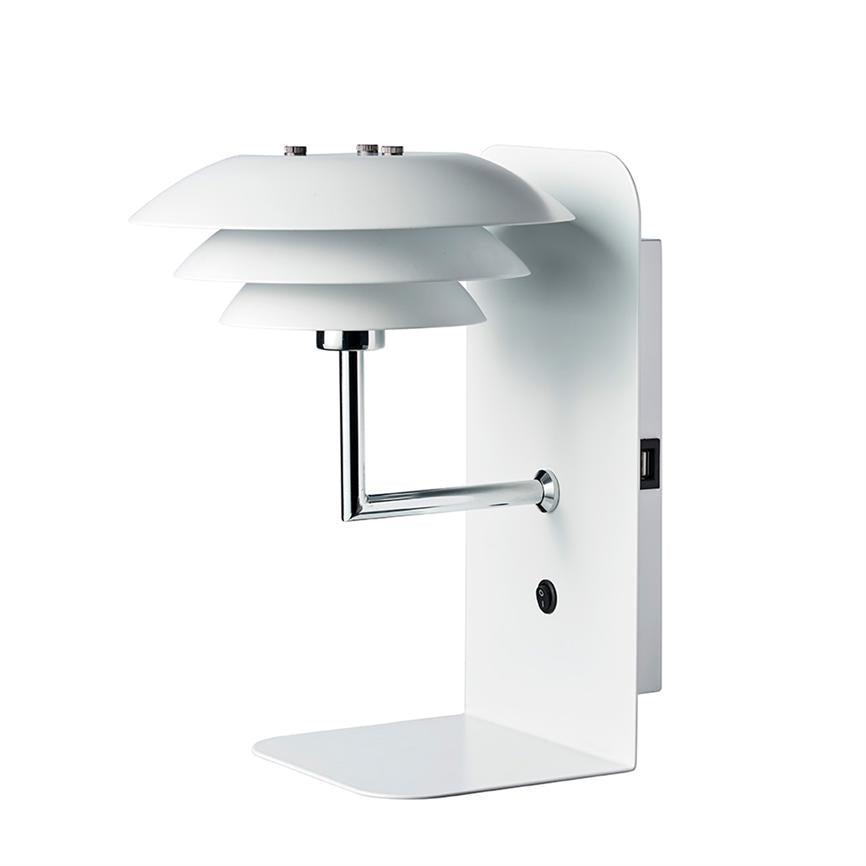 Hvid væglampe med tre lagdelte runde skærme, hængende fra en krom L-arm og monteret på et fladt rektangulært vægbeslag, med lille tænd/sluk-knap og USB-port.