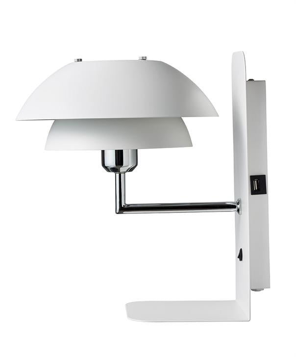 Væglampe med tre-lags hvid rund skærm monteret på kromarm; fastgjort til en hvid vægplade med synlig USB-port, mod neutral hvid baggrund.